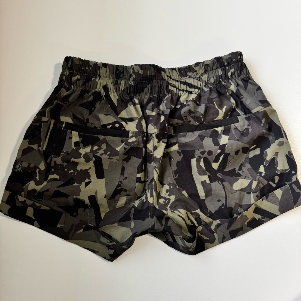 Lululemon Athletica Black and Green Patterned Spring Break Away Shorts Size 4 - Picture 5 of 9
